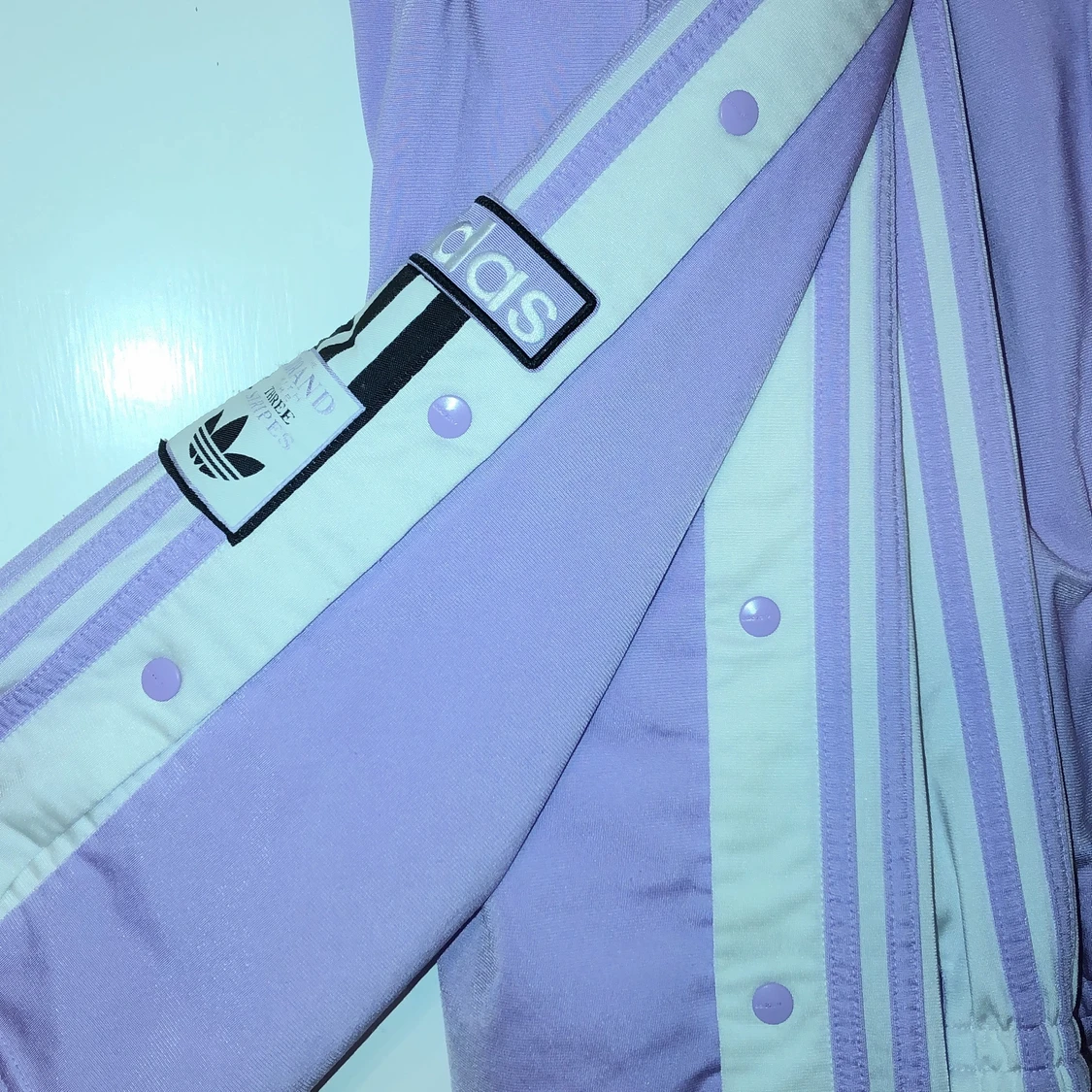 Adidasbyxor med öppning i sidorna 🟣  - 91