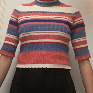 H&M tröja bra skick stl. S  - Hm tröja i bra skick. Använd två gånger, stl. S men funkar för M. Bekväm och varm perfekt för vinter!