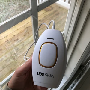 LexiSkin hårborttagningslaser aldrig anv - Aldrig använd. Stoppar hårtillväxt från roten av hårsäcken, bidrar till lenare hud och förhindrar inåtväxande hår. Antalet laser flashes är över 500 000 och bör räcka en livstid. Originalpris: 999kr.