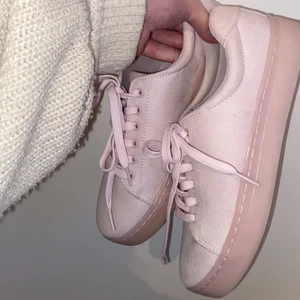Rosa sneakers  - Ljusrosa sneakers , använda 1 gång! 