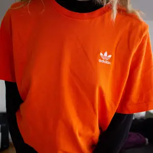 Orange t-shirt från Adidas i välanvänt och bra skick! Den är i storlek S. Skriv privat för fler bilder!