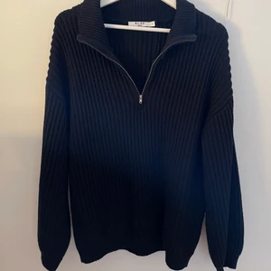 Svart stickad tröja  - Säljer denna fina och populära tröja. Köpt på NAKD och den är slutsåld i nästan alla storlekar. Använd en gång så skicket är som nytt! Super skön, inte stickig🥰 kan frakta om man står för kostanden 🚚