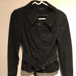 Jacka  - Svart jacka med snyggt skärp i midjan från Cubus. Är i strl 34. Använd men fint skick. Köparen står för eventuell frakt. 