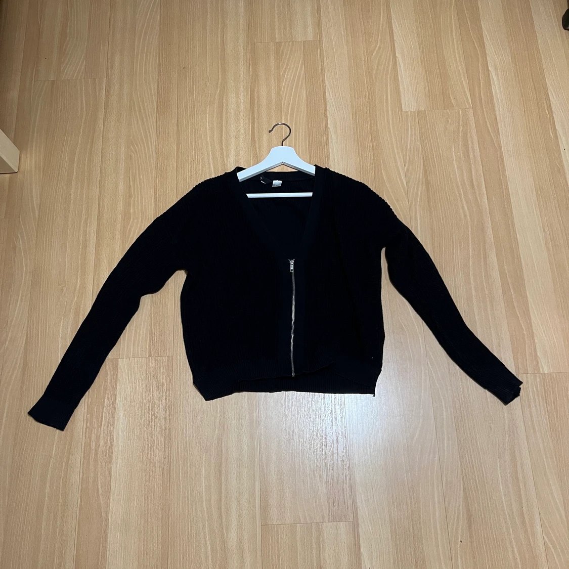 Stickad V-ringad tröja/kofta - 90