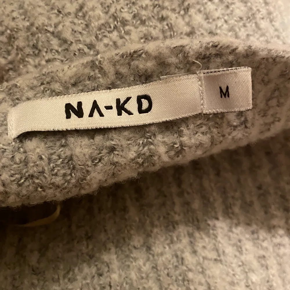 Grå stickad tröja i stl M från NAKD. Jag har använt den väldigt få gånger och den är i gott skick. Armarna är utsvängda vilket ger en jättefin detalj. Köparen står för frakten. . Stickat.