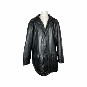 Läderjacka  - En jacka i mjuk läderimitation. Dragkedja hela vägen upp till halsen och med knappar.  Produktinformation Tung klassisk läderjacka Spetsiga slag Sidofickor Mittensprund baktill Lång modell Regular fit/normal passform Storlek L-XL  Skick 3/5