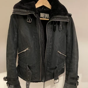 Jofama Kenza - Fodrad bikerjacka från Jofama x Kenza. Funkar på vintern! Nypris 3000 kronor