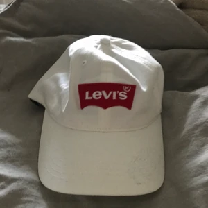 Keps - En helt ny keps, ej använt den då jag ej tycker att den passar på mig! Den är lite dammig så är bra om man kan tvätta den på något sätt!