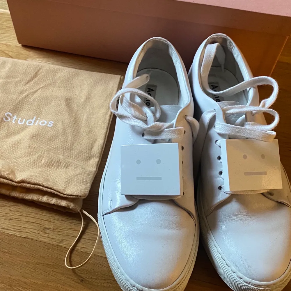 Lägger upp igen. Säljer nu mina jättefina acne studios sneakers. Fint skick, en liten repa där fram på högerskon men inget man tänker på. Nypris ca 3000. Skor.