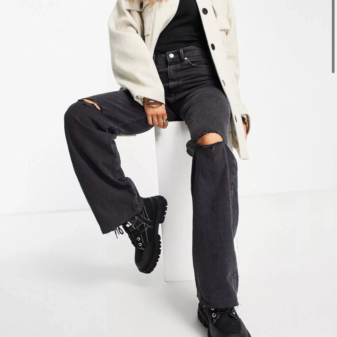 Svarta raka jeans med slitningar - 91