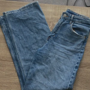 Wideleg jeans från Gina strl 168 - Jätte fina jeans från Gina tricot använda 2 gånger, inga skador eller missfärgningar, dom ser bara skrynklig ut för jag har lagt dom i min garderob lite kaos men innan jag fraktar till dig så kan jag stryka dom❤️ frakt står du för, och dom är i strl 168 skulle passa lite längre personer och lite kortare också och dom är högmidjade. Dom är köpta för 500kr men säljer för 420❤️ och dom ligger bra över skor❤️