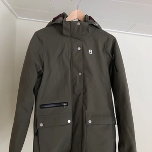 Vinterjacka/skidjacka - Vinterjacka från 8848 i storlek 170 (passar som en S). Den är fodrad och har snölås. Luvan är löstagbar.