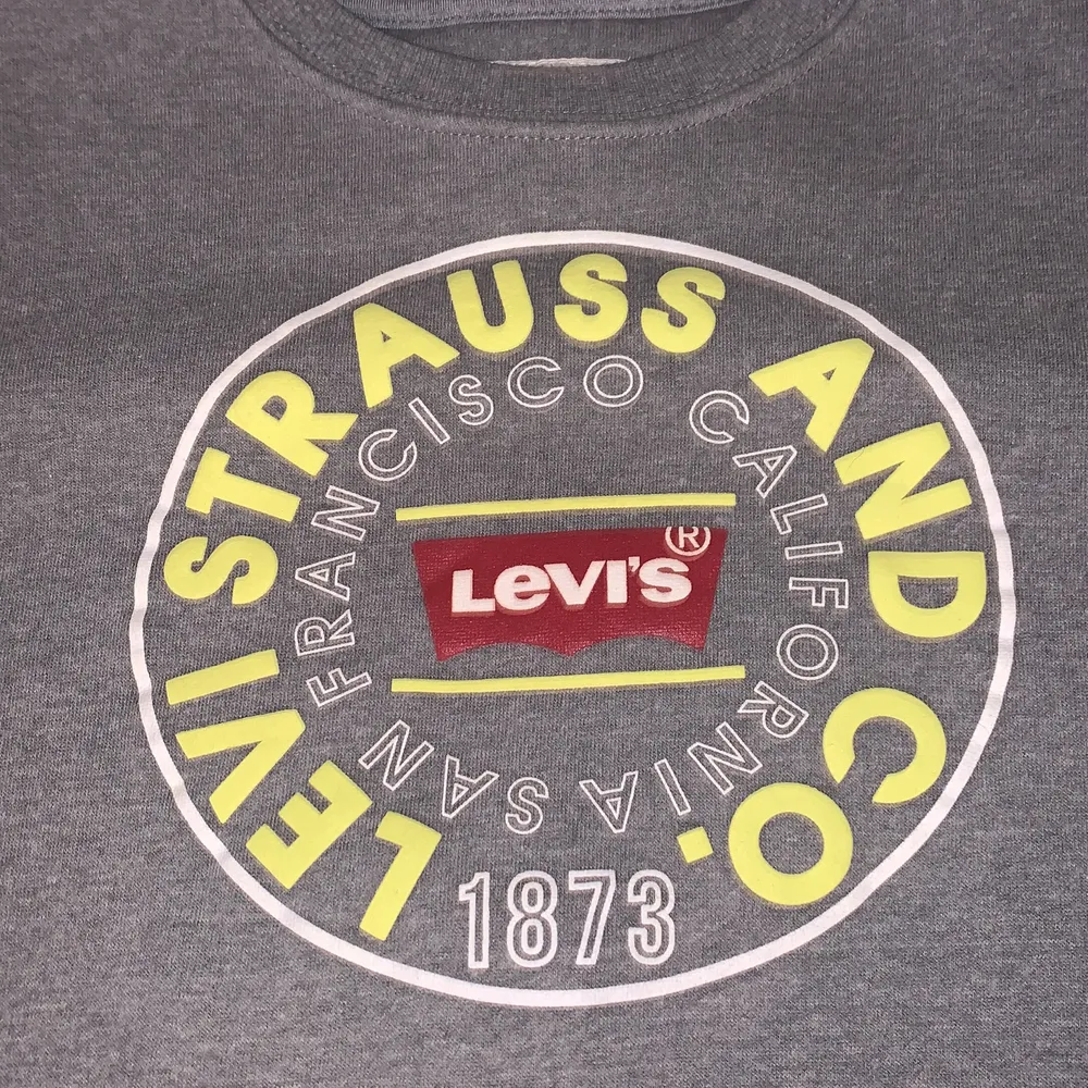 Jättesnygg grå sweatshirt med tryck ifrån Levis. Den är i nyskick och använd en gång. Köparen står för frakten.. Tröjor & Koftor.