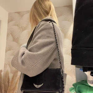 Zadig & Voltaire väska - Säljer nu min super fina marinblå Zadig & Voltaire väska i mocka. Den har några defekter, en av dem kan ni se på den som sista bilden. Även de korta äxelbandet är lite trasigt, skriv till mig om ni vill ha fler bilder. Dustbag följer med. 