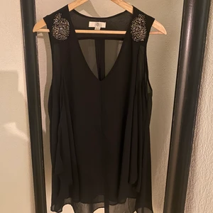 Topp med detaljer - Fin topp med detaljer
