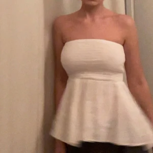 Topp Zara - Topp i linne från zara. Väldigt fin. Sytt ihop den själv på sidorna då det var öppet där när jag köpte den, men inget man tänker på då det är under armarna (se sista bilden), annars väldigt fin!🌸