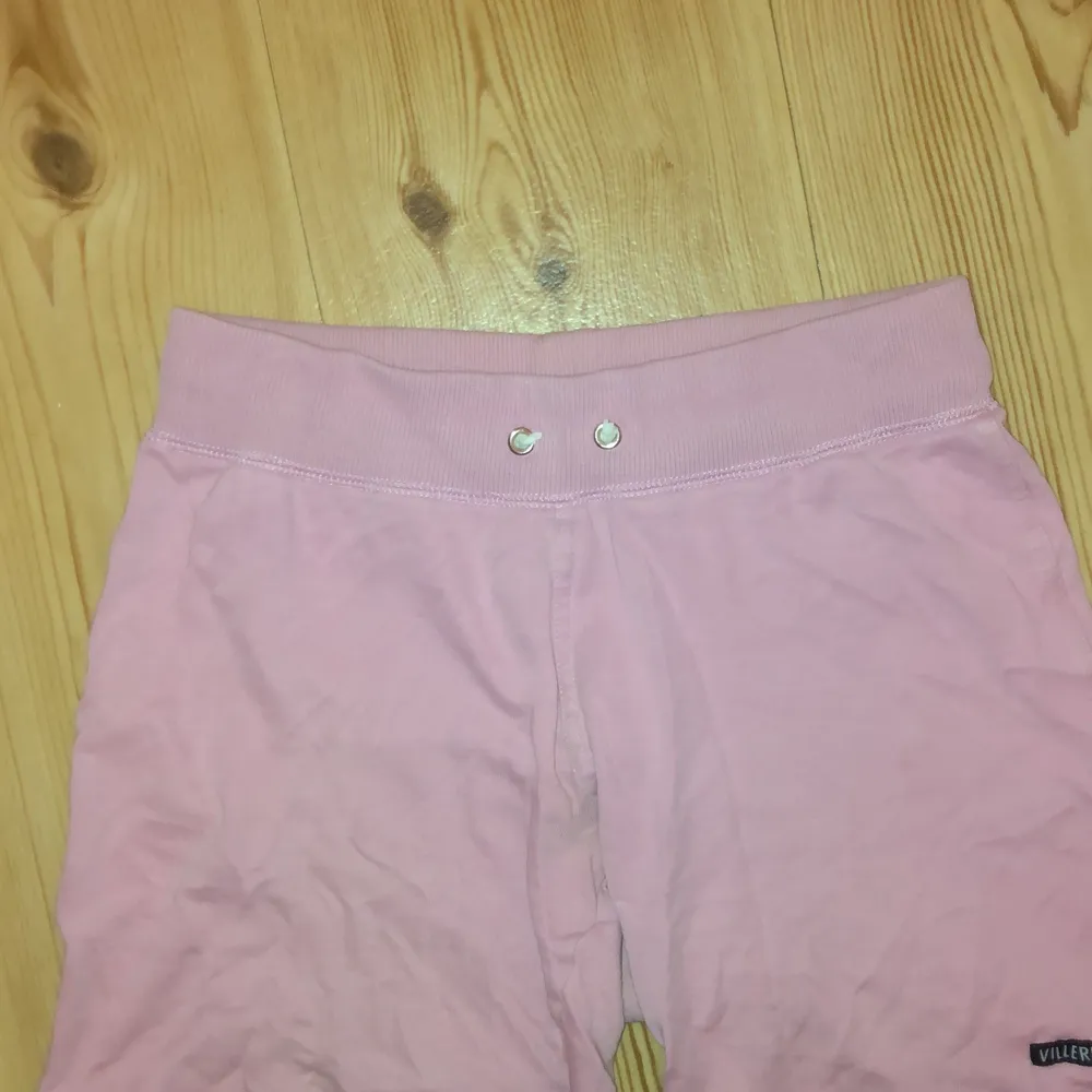 Rosa shorts midjemått 32 cm och 33 cm på längden, använd 3 ggr.. Shorts.