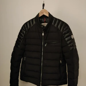 Moncly Meylan Giubbotto Down - Säljer en äkta Moncler jacka. Väldigt bra skick och passar bra i kylan. Nypris ca 8000kr.