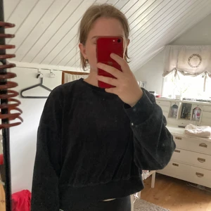 Bikbok - Svart tröja från Bikbok i Velvet matrial. Storlek L men passar som en S