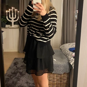 Svart kjol - En svart kjol från H&M i storlek S! Andvänt typ 3 gånger då jag har en annan kjol, så kjolen är i bra skick. ( Köparen står för frakten ) 