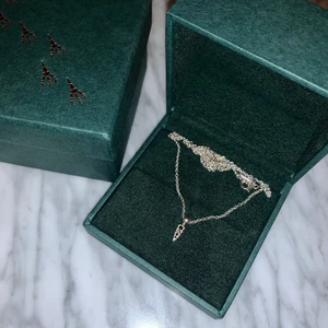 Maria Nilsdotter halsband  - ”Tiny poison arrow” från Maria Nilsdotter! Perfekt halsband att matcha med vilka andra halsband som helst. Nypris: 2395 kr. 