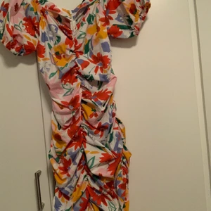 Klänning - Hej, säljer min väldig färgglada klänning. Storlek 42 men väldigt liten i storleken och passar mig som är en 36. Aldrig använd och i nyskick. Säljer för 140kr