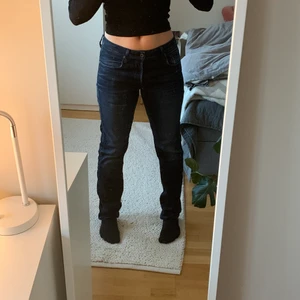 G-star lowrise jeans - Säljer dessa vintage jeans köpta från G-star för 1500kr! Jeansen är köpta för längesedan och finns inte längre att få tag på! Modellen är 3301 slim jeans och är i mansstorlek/modell men passar jättefint på tjejer oxå! Tjejen på bilden är vanligtvis en storlek M på jeans⚡️ Utgångspris är 800kr men är flera intresserade buda i kmt eller skriv privat till mig! Kontakta för mer bilder/info eller vid intresse❤️