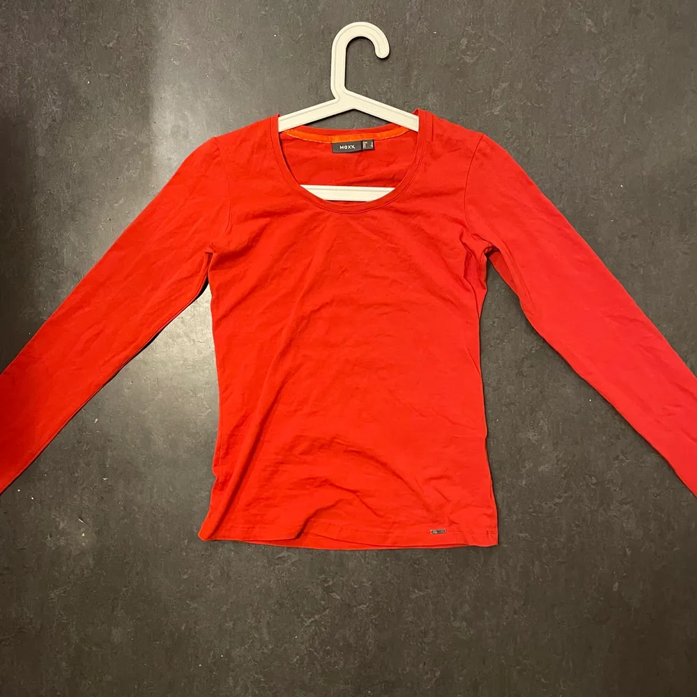 Halloj, säljer min röda mexx tröja. Passar perfekt till julafton. Köpt för 249kr, säljer för 70 kr. Den är i storlek small. Hör av dig om du är intresserad ❤️. T-shirts.