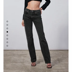 Zara mid rise OANVÄNDA - Säljer dessa mid rise jeans från zara eftersom jag har för många jeans. Helt oanvända med prislapp kvar. Köpa för 400 säljer för 250