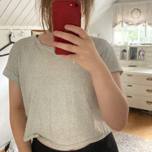 Monki - En grå t shirt från Monki i storlek S
