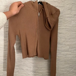 Brun kofta - Jätte fin Brun croppad top med luva!! Nypris 400 säljes för 150!! Nyskick🐻❤️ strl S