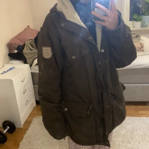 Fjällräven jacka - Pris kan diskuteras på dom två fjällräven jackorna. Denna jackan är i färgen brun 