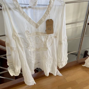 Helt ny Sixty Days blus/tunnica stl M - Fin blus/tunnica inköpt på Zebra . Fina detaljer. Tyvärr den kom aldrig till användning. Tillkommer frakt 57. Bud från 300