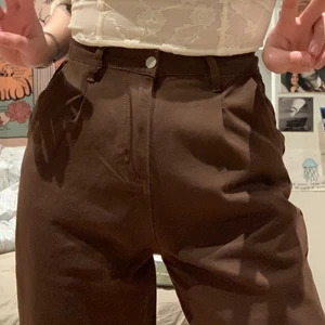 bruna mom jeans - mörkbruna mom jeans. storlek 38/M men passar också 36/S. använd fåtal gånger, i nyskick