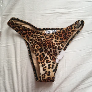 TWIIN bikinitrosor - Riktigt heta bikinitrosor som är helt oanvända. Överdelen försvann på posten så nu säljer jag underdelen. De är från urban outfitters kollektion TWIIN och setet kostade 450 tsm!