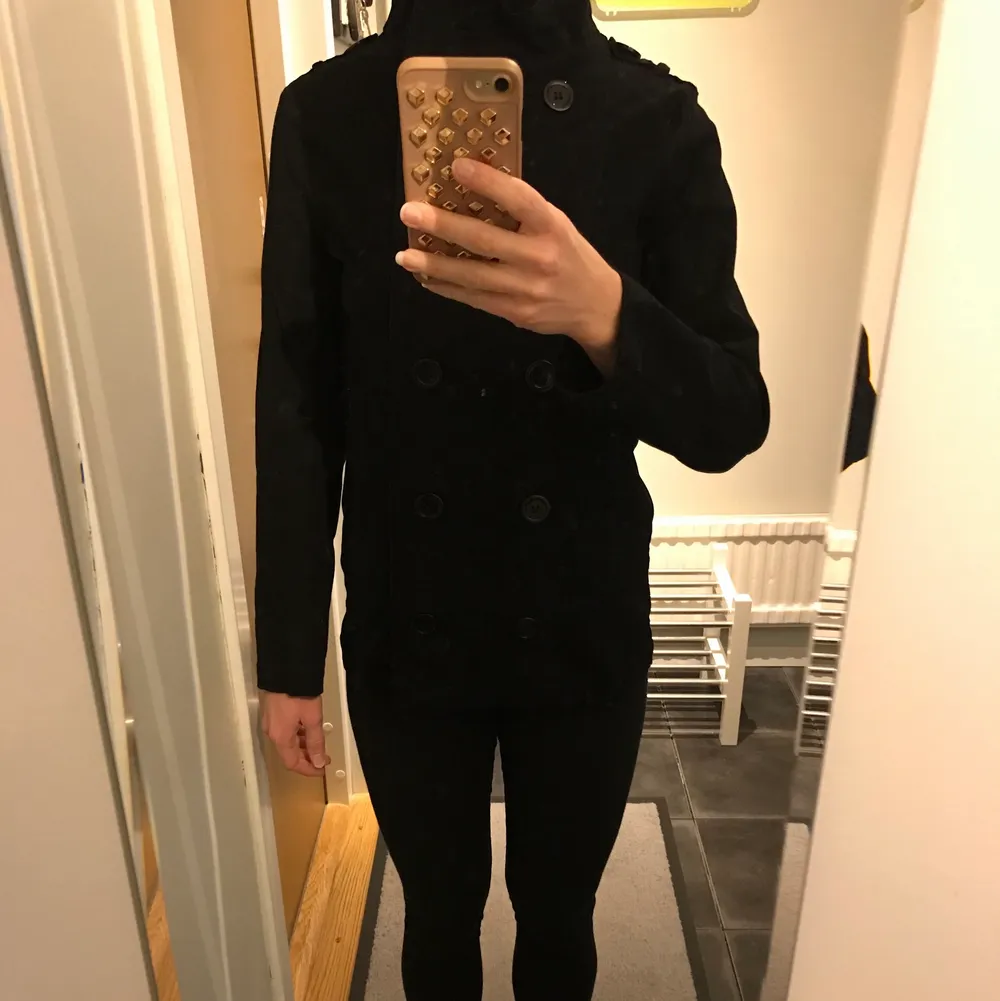Jacka från H&M i strl 152. Använd några få gånger. Köparen står för eventuell frakt. . Takit.
