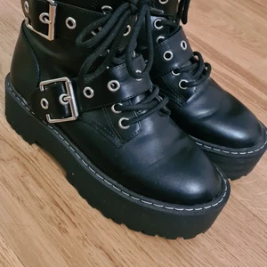 Snöstovlar  - Säljer min fina snöstovlar. Värmt o bekväm men tyvärr, Det passar inte min fot. Storlek 35.Kontakta mig via PM vid intresse. Pris: 300 kr