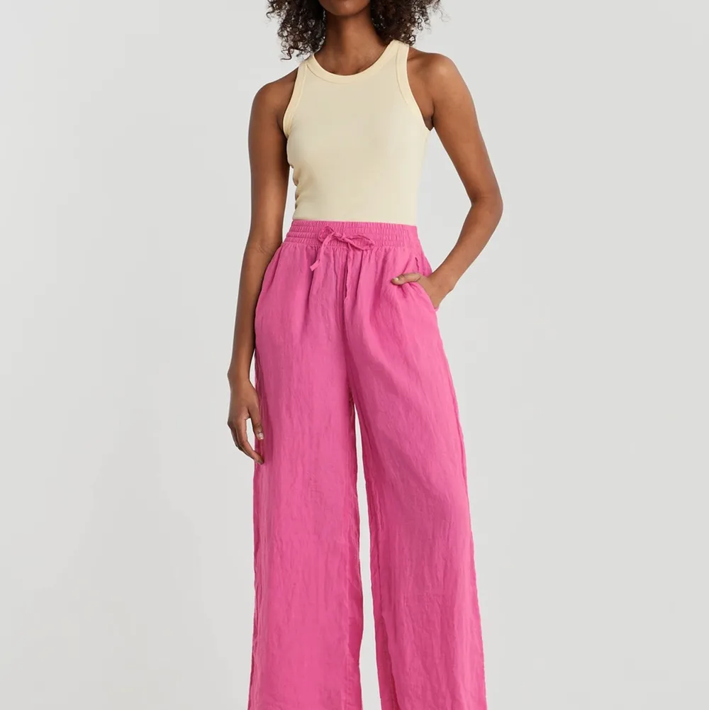 Säljer mina rosa linnebyxor från Gina Tricot, knappt använda då dom är lite för korta för mig.(171cm). Kan skicka mot frakt på 30kr . Jeans & Byxor.
