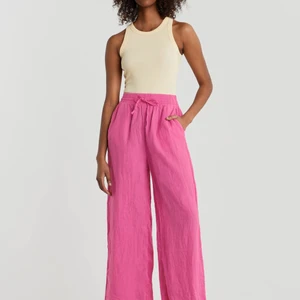 Linnebyxor  - Säljer mina rosa linnebyxor från Gina Tricot, knappt använda då dom är lite för korta för mig.(171cm). Kan skicka mot frakt på 30kr 