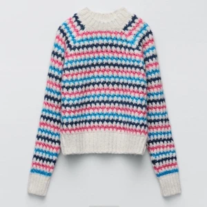 Stickad tröja  - Säljer denna superfina slutsålda stickade tröjan från Zara! Köpte den för några veckor sedan, men har bara haft användning för den cirka 3 gånger. Säljer då jag har massor av andra tröjor. Kontakta mig privat för fler bilder eller frågor!🙌🏻💗