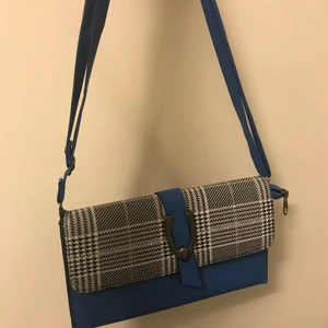 Blå väska - Fin blå väska köpt i Frankrike. Använd ett få tal gånger i superbra skick. Org pris: 10€= ca 100kr. Önskar du fler bilder eller vill mötas kan du gärna kontakta mig på instagram: neeaamat 