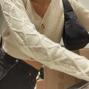 Stickad kofta💕 - Säljer denna super fina stickade koftan köpt på BikBok, nypris 399kr⚡️💕🎸