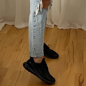 Nike 270 - Svarta Nike 270 skor. Gott skick men något smutsiga, inte använt på 1,5 år