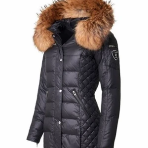 rockandblue jacka - säljer min rockandblue jacka med fuskpäls , har andvänt några gånger, har ingen skada och här även vit fuskpäls från det märket som jag kan skicka med. storlek 34/36 och köptes för 2800kr