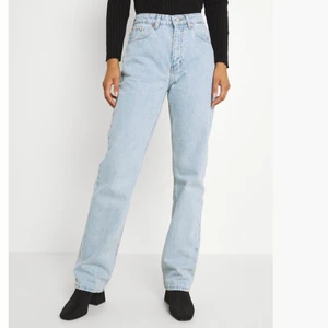 Ljusa raka jenas  - Säljer mina jeans från weekday, köpta för 500. Använda fåtal gånger och är därför i bra skicka, köparen står för frakten. Skriv privat för fler bilder eller frågor!💕