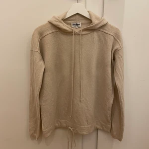 Soft Goat Hoodie - Cashmir hoodie i storlek M från soft goat. I fint skick!  Färg: natural sand 