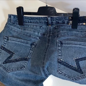Lågmidjade jeans  - Mörkblåa jeans med fina detaljer på bakfickorna! 