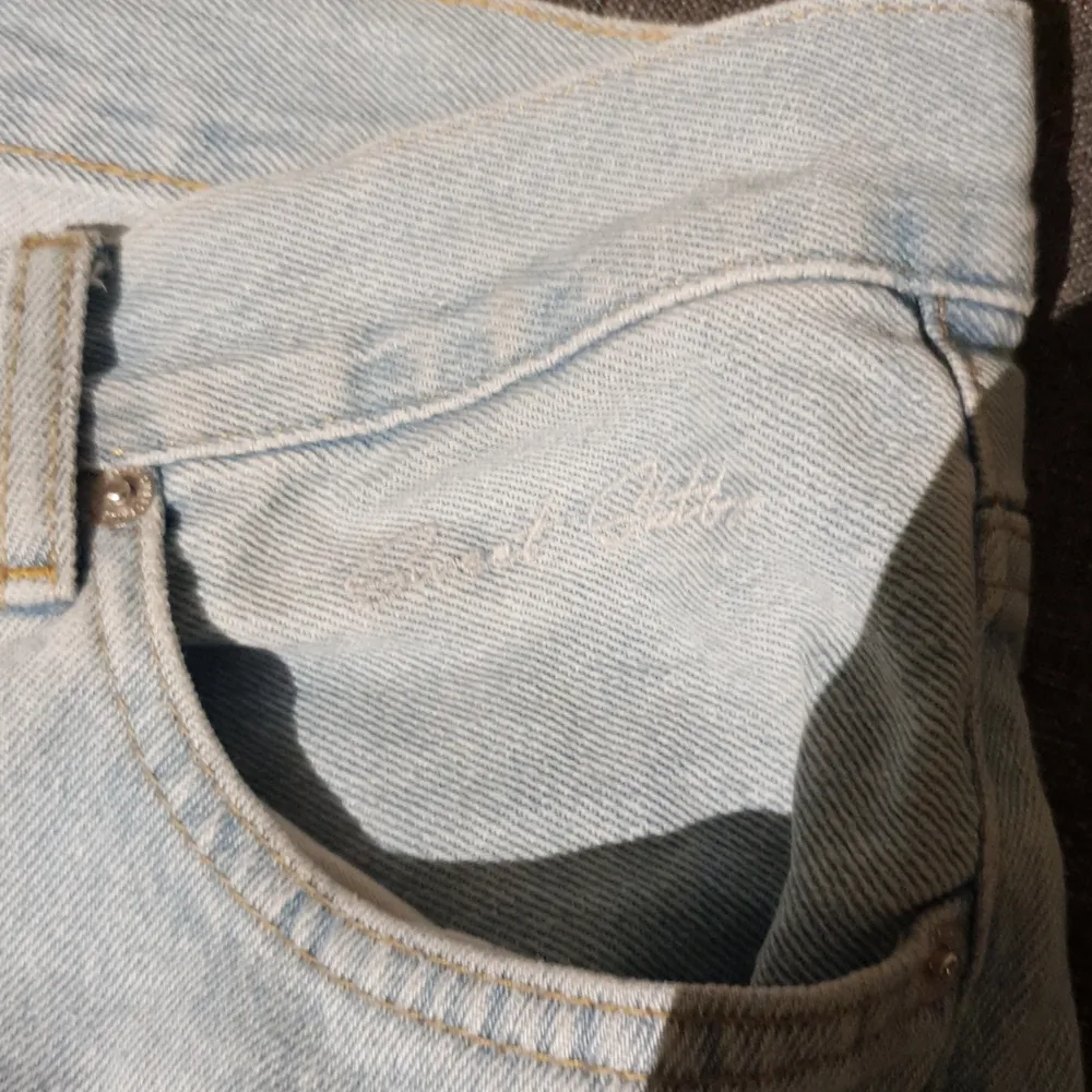 Sweet big skate jeans storlek M och är ett par väldigt baggy byxor som jag åkt skateboard i några gånger men diggar inte färgen så mycket kan skicka fler bilder om det önskas . Jeans & Byxor.
