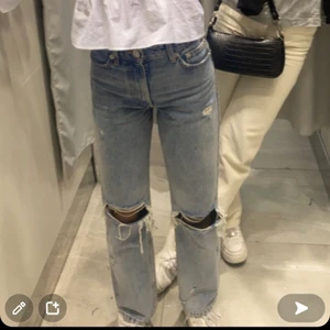 jeans med hål från zara💕 - skitsnygga jeans med hål från zara som är midrise men har tyvärr blivit ett par cm förkorta!!💕💕(är ca 170!!) kolla sista bilden så kan man se att de gått upp vid ett av hålen!!❤️❤️