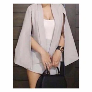 Blazer - Blazer med sjal krage nytt pris 250 kr och mitt pris ligger på 180kr. Vid intresse eller vill se flera bilder skicka gärna pm. Finns att hämta i Skövde och skicka ofta på spårbar frakten. Skicka även köparen önska mål 